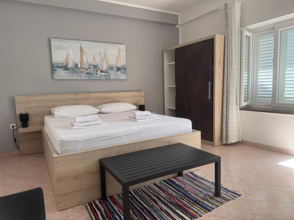 Bed, Bedroom, towels