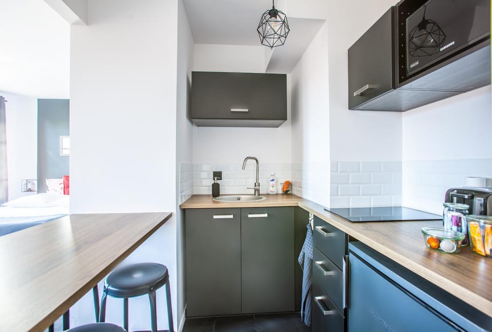 Kitchen or kitchenette, Dining area, stove