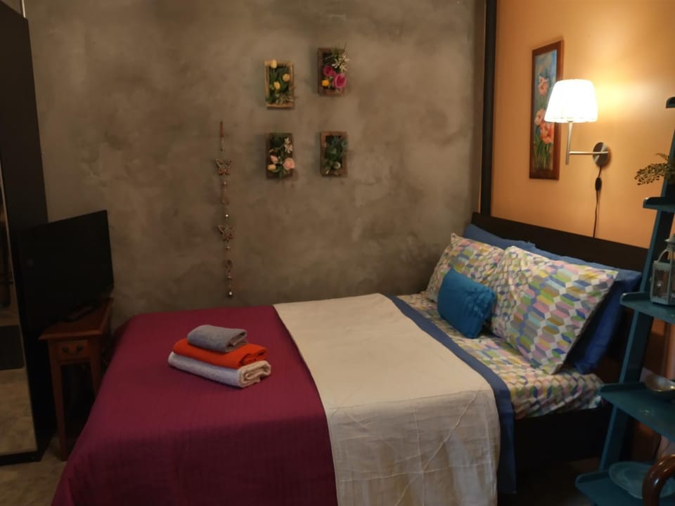 Bed, TV and multimedia, Photo of the whole room, Bedroom