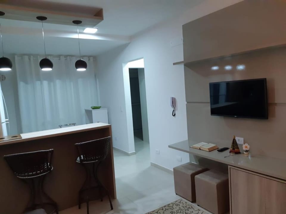 Apto 2 quartos a 350 metros da praia, churrasqueira na varanda, wi-fi, piscina, garagem coberta,telas de proteção, quadra beach tênis Apartment in Ubatuba