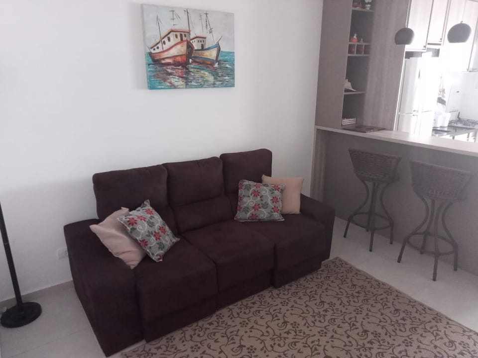 Apto 2 quartos a 350 metros da praia, churrasqueira na varanda, wi-fi, piscina, garagem coberta,telas de proteção, quadra beach tênis Apartment in Ubatuba