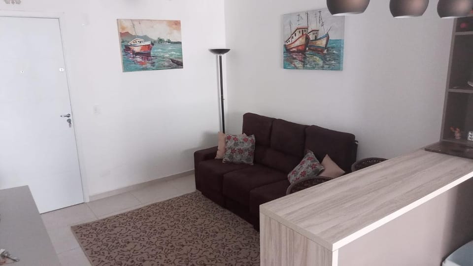 Apto 2 quartos a 350 metros da praia, churrasqueira na varanda, wi-fi, piscina, garagem coberta,telas de proteção, quadra beach tênis Apartment in Ubatuba
