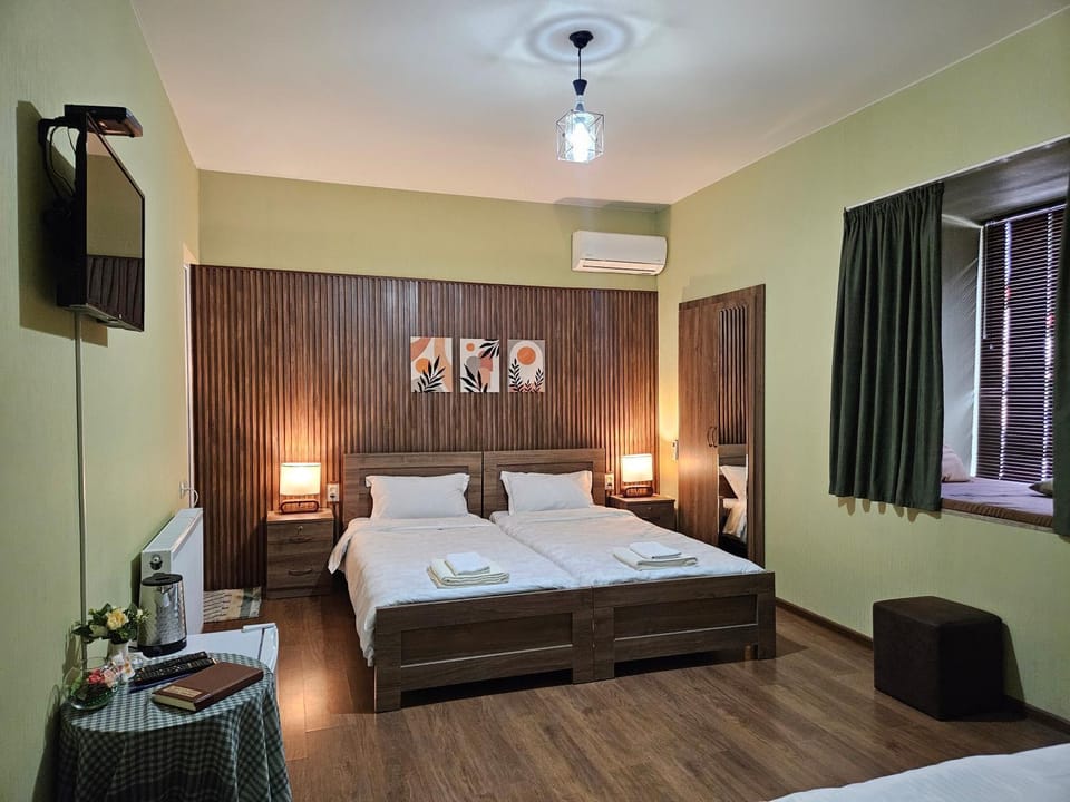 Bed, TV and multimedia, Photo of the whole room, Bedroom, minibar, towels, air conditioner