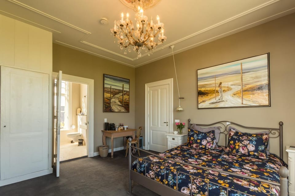 Toilet, Bed, Bathroom, Coffee/tea facilities, Bedroom