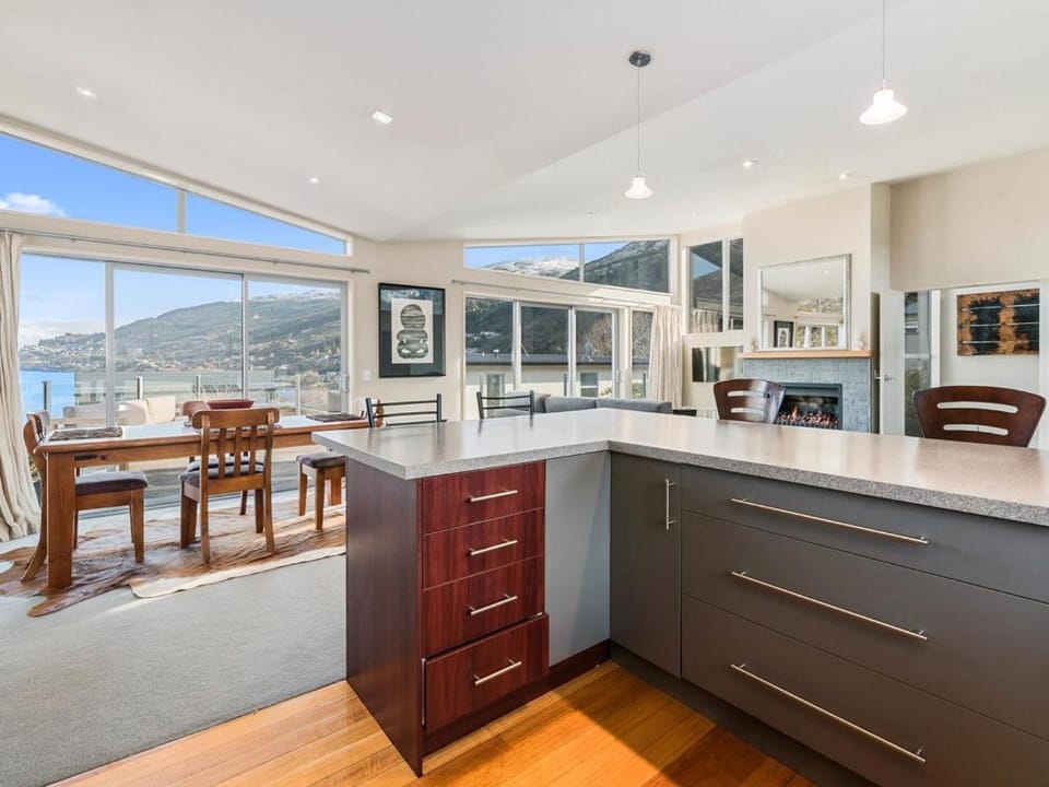 Lake Views on Yewlett - Queenstown Holiday Home House in Queenstown