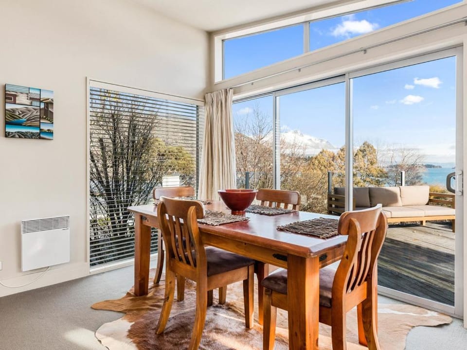 Lake Views on Yewlett - Queenstown Holiday Home House in Queenstown