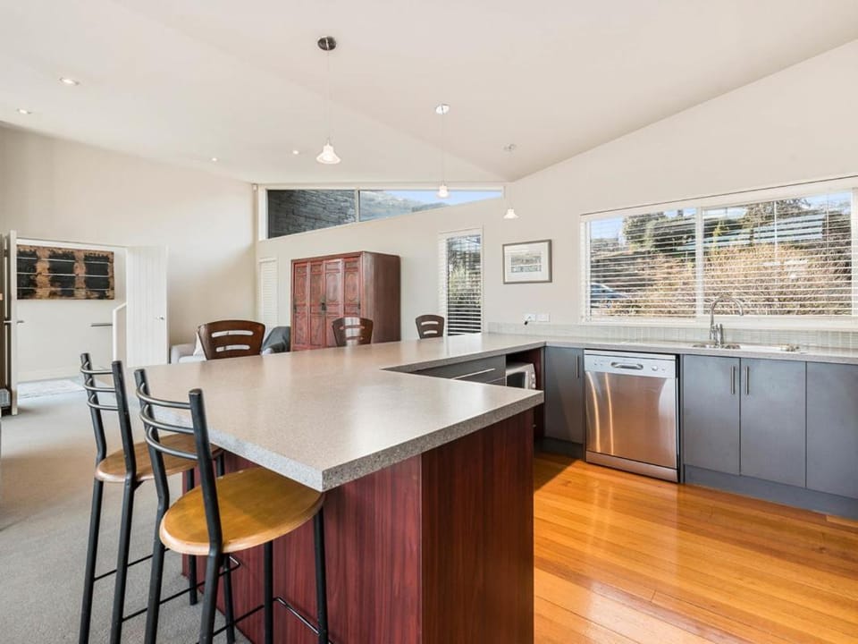 Lake Views on Yewlett - Queenstown Holiday Home House in Queenstown