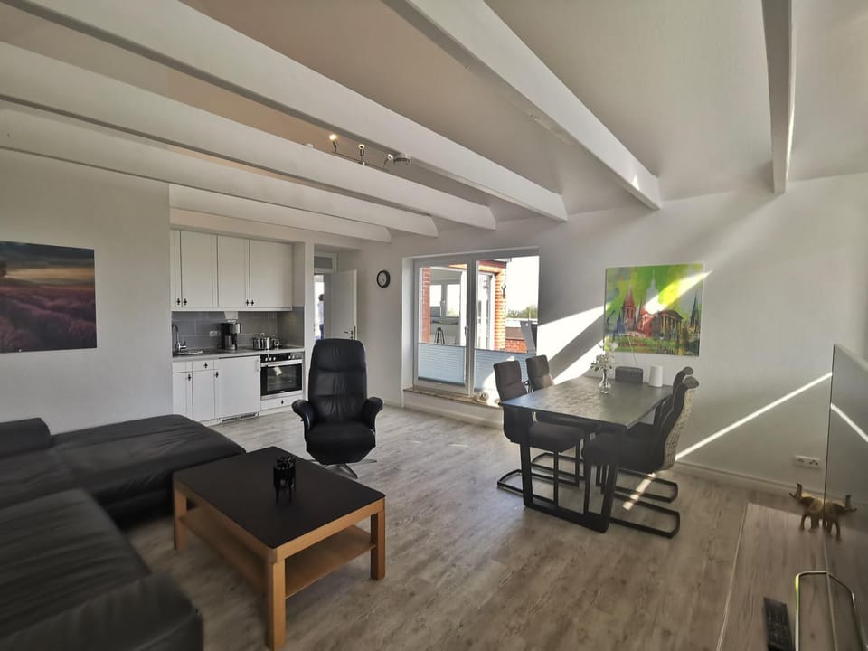 Kitchen or kitchenette, Living room, Seating area, Dining area, Food