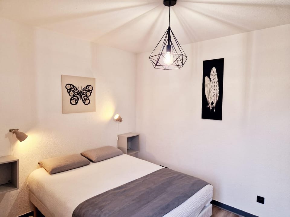 Bed, Photo of the whole room, Bedroom