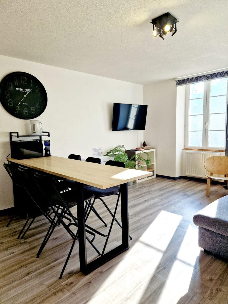 TV and multimedia, Kitchen or kitchenette, Living room, Seating area, Dining area