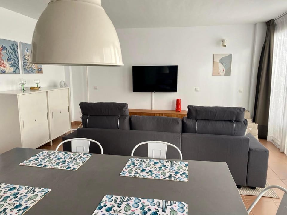 TV and multimedia, Living room, Seating area, Dining area