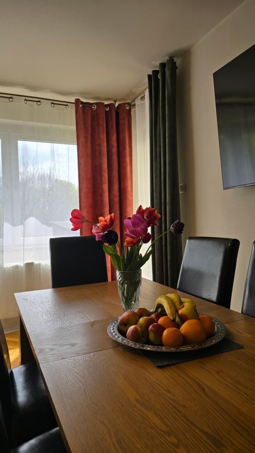 Living room, Food and drinks, Seating area, Dining area, Food