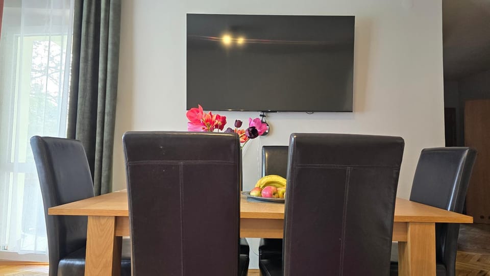 Communal lounge/ TV room, TV and multimedia, Living room, Seating area, Dining area, Evening entertainment