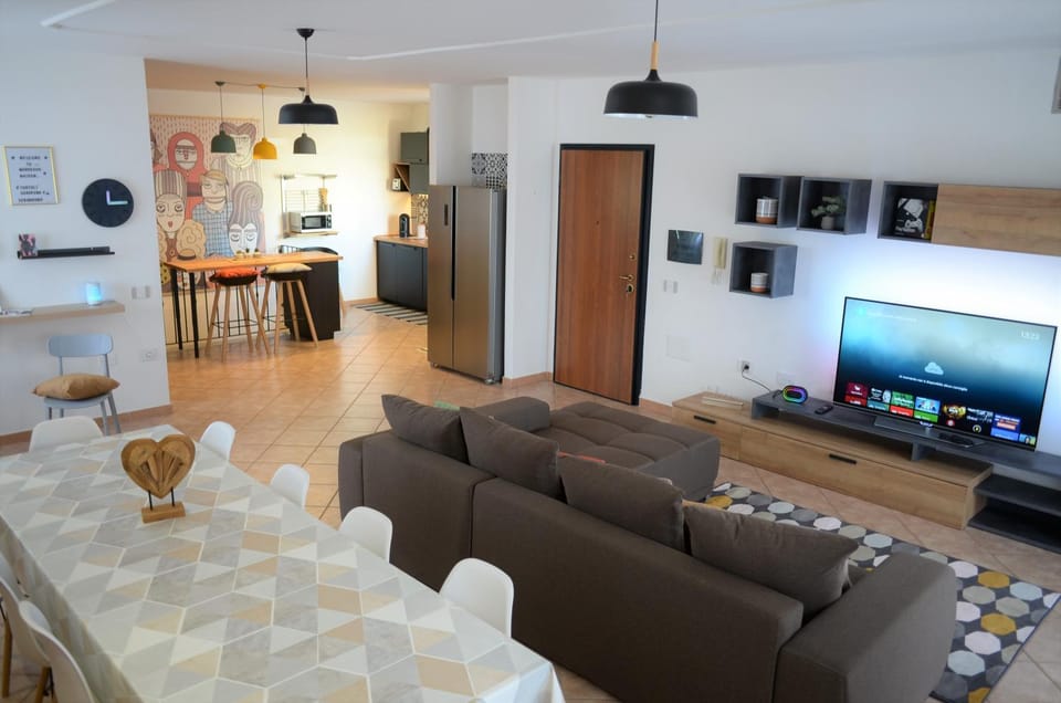 Living room, Lounge or bar, Seating area, Dining area