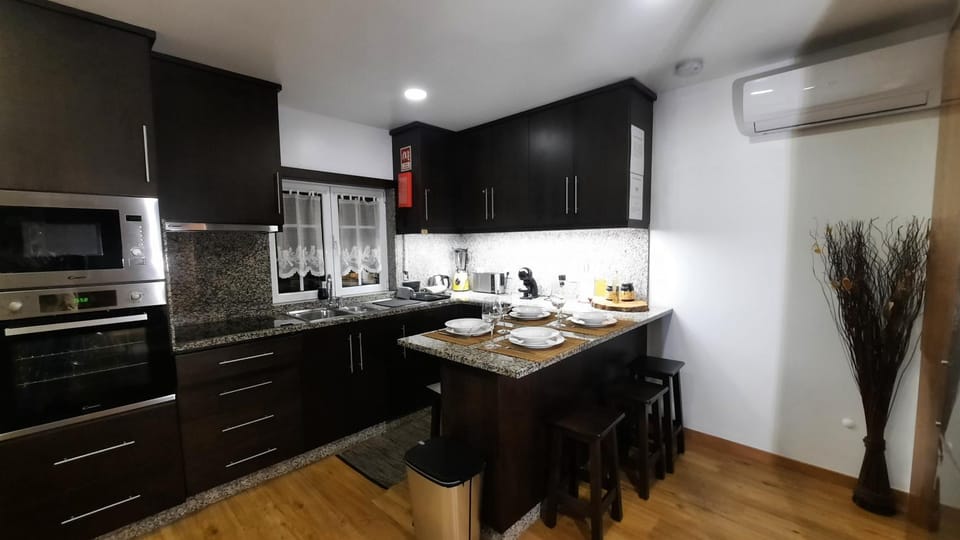 Kitchen or kitchenette, Dining area, minibar, pet friendly, stove, toaster