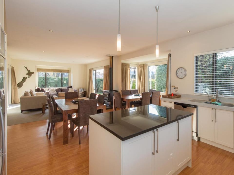 Modern Lake Haven - Wanaka Holiday Home House in Wanaka