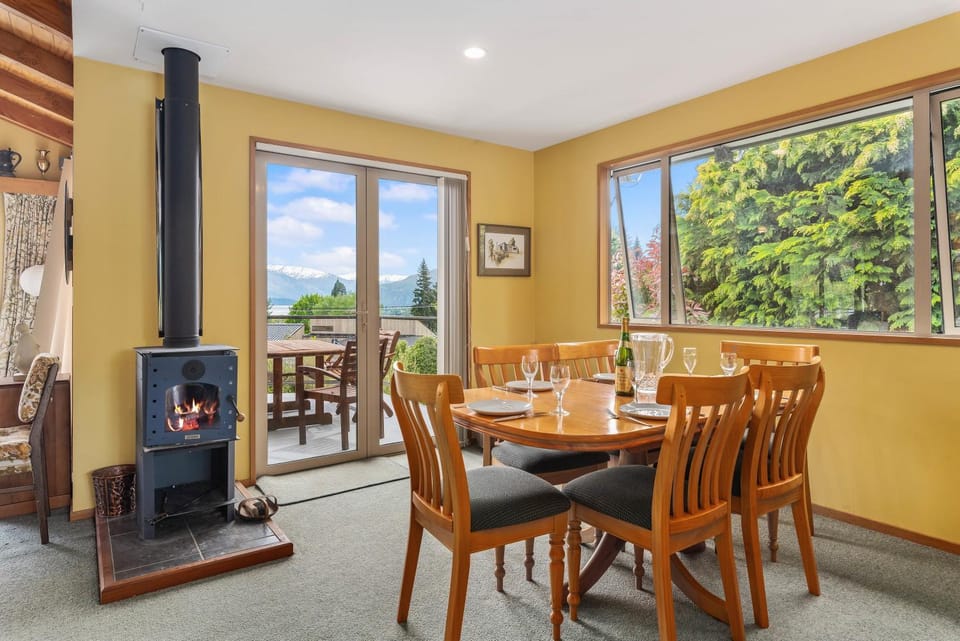 Retro Ski Lodge - Wanaka Holiday Home House in Wanaka