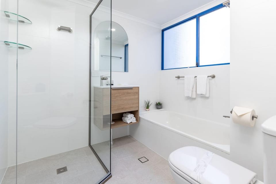 Shower, Toilet, Bathroom, Bath, towels