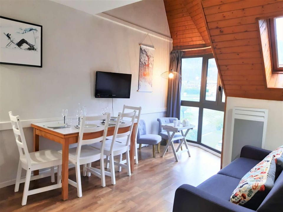 Charmant T2 Sud avec Bow-Window, TV, Kitchenette Équipée, Muscu, Sauna, Jacuzzi—Proche St-Lary Soulan - FR-1-457-284 Apartment in Saint-Lary-Soulan