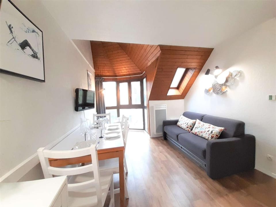 Charmant T2 Sud avec Bow-Window, TV, Kitchenette Équipée, Muscu, Sauna, Jacuzzi—Proche St-Lary Soulan - FR-1-457-284 Apartment in Saint-Lary-Soulan