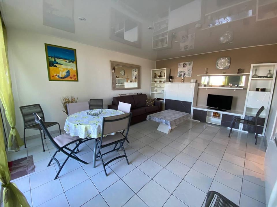 Appartement T3 avec Terrasse, Barbecue et Parking - 300m des Commerces, Plage devant - FR-1-81-498 Apartment in Le Barcarès