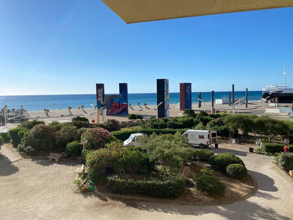 Appartement T3 avec Terrasse, Barbecue et Parking - 300m des Commerces, Plage devant - FR-1-81-498 Apartment in Le Barcarès