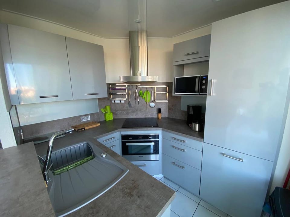 Appartement T3 avec Terrasse, Barbecue et Parking - 300m des Commerces, Plage devant - FR-1-81-498 Apartment in Le Barcarès