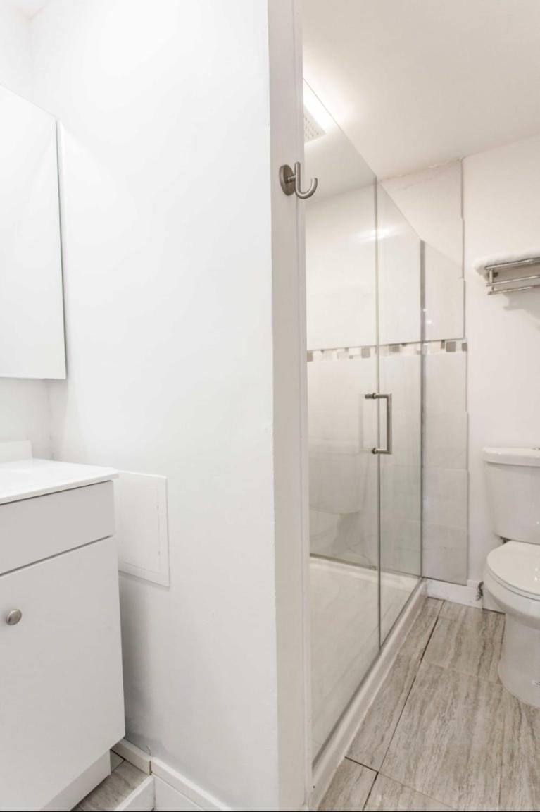 Double Play Wrigley - Prime Location Across from Wrigley Field & Transit - 2BR Apts Apartment in Chicago