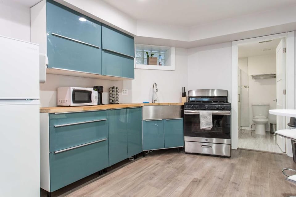 Double Play Wrigley - Prime Location Across from Wrigley Field & Transit - 2BR Apts Apartment in Chicago