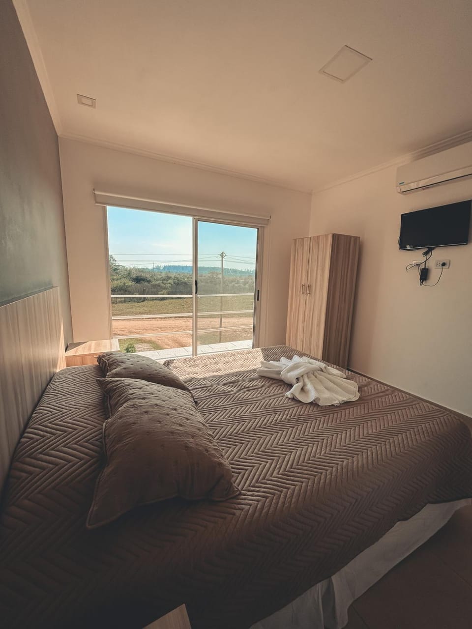 Bed, Natural landscape, TV and multimedia, Photo of the whole room, Bedroom, towels