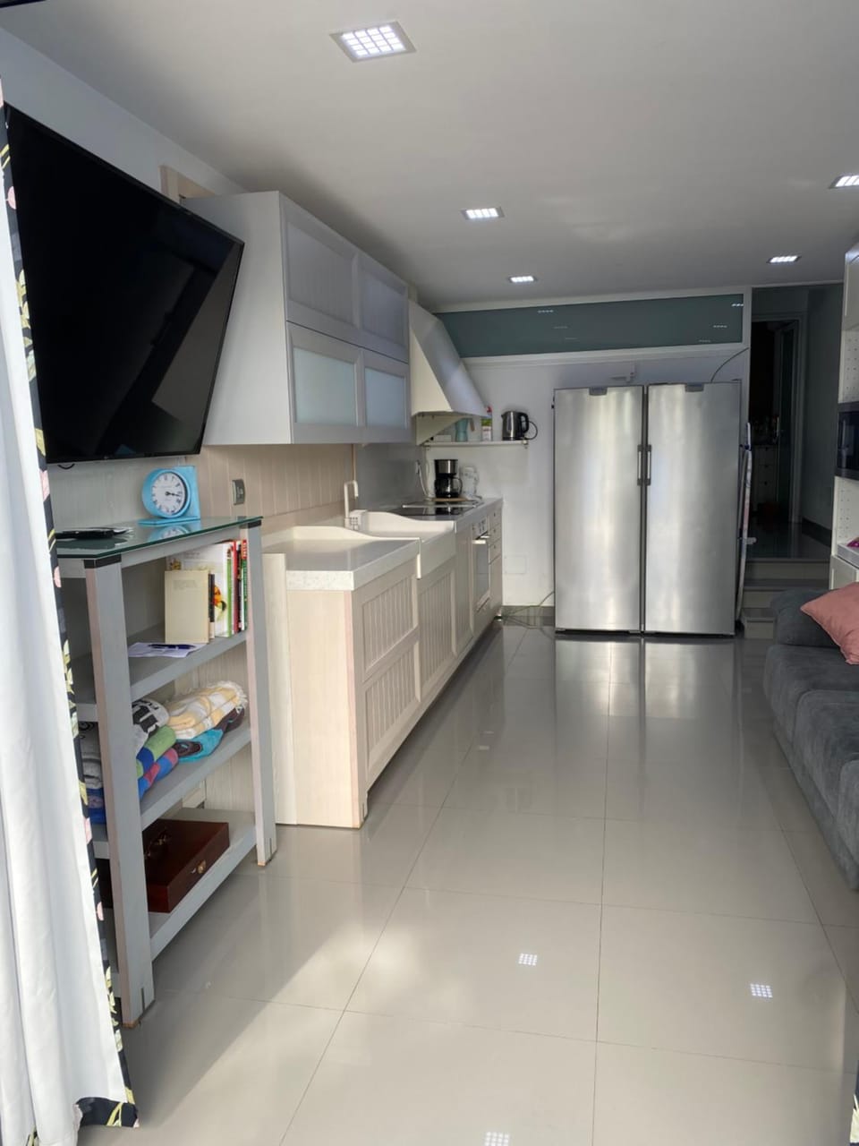 TV and multimedia, Kitchen or kitchenette, Living room, Seating area, dishwasher, oven, stove