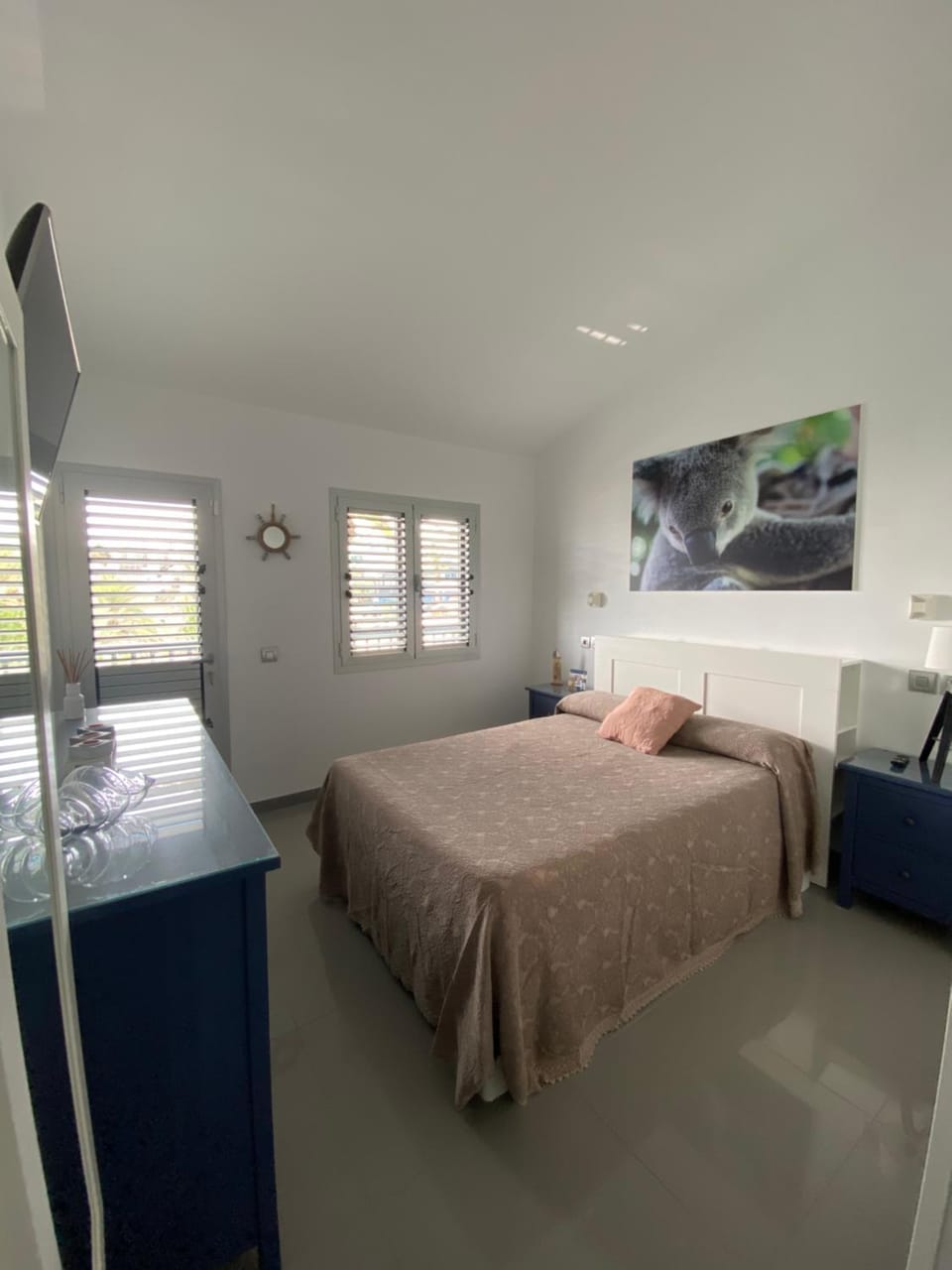 Bed, TV and multimedia, Photo of the whole room, Bedroom
