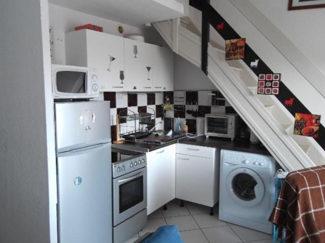 Kitchen or kitchenette, oven, stove, toaster, washing machine