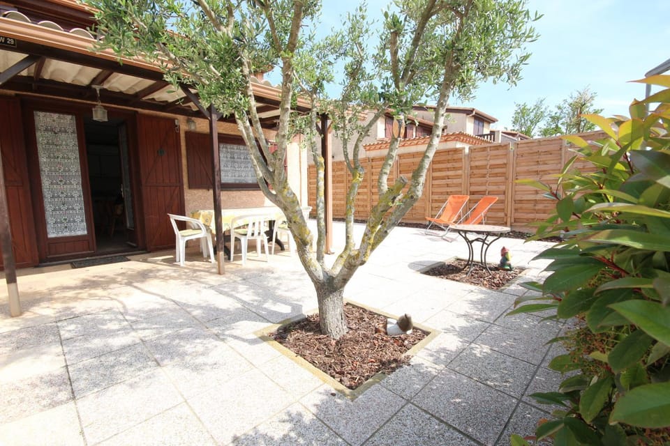 Property building, Patio, Garden