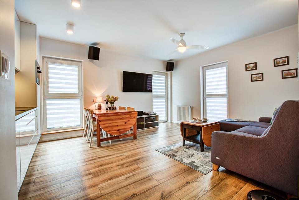 TV and multimedia, Living room, Seating area, Dining area, cot