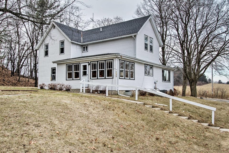 Wisconsin River Valley Farmhouse: Fire Pit & View House in Lake Wisconsin