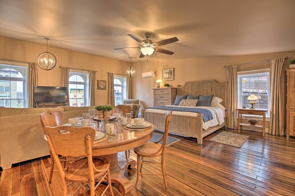 Chic Main Street Retreat < 7 Mi to KY Horse Park! Apartment in Georgetown