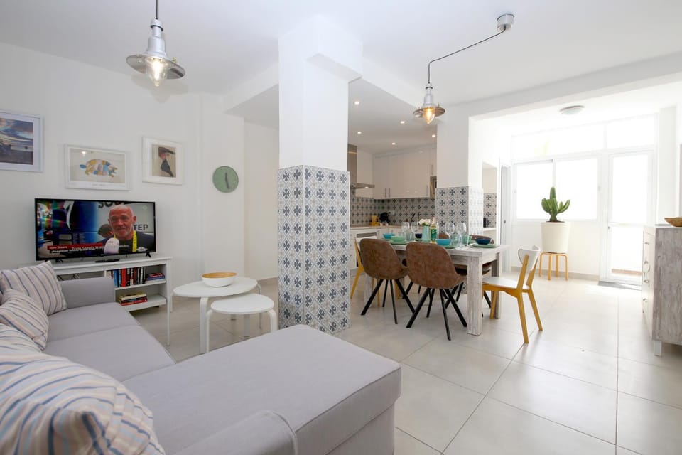 TV and multimedia, Kitchen or kitchenette, Living room, Seating area, Dining area