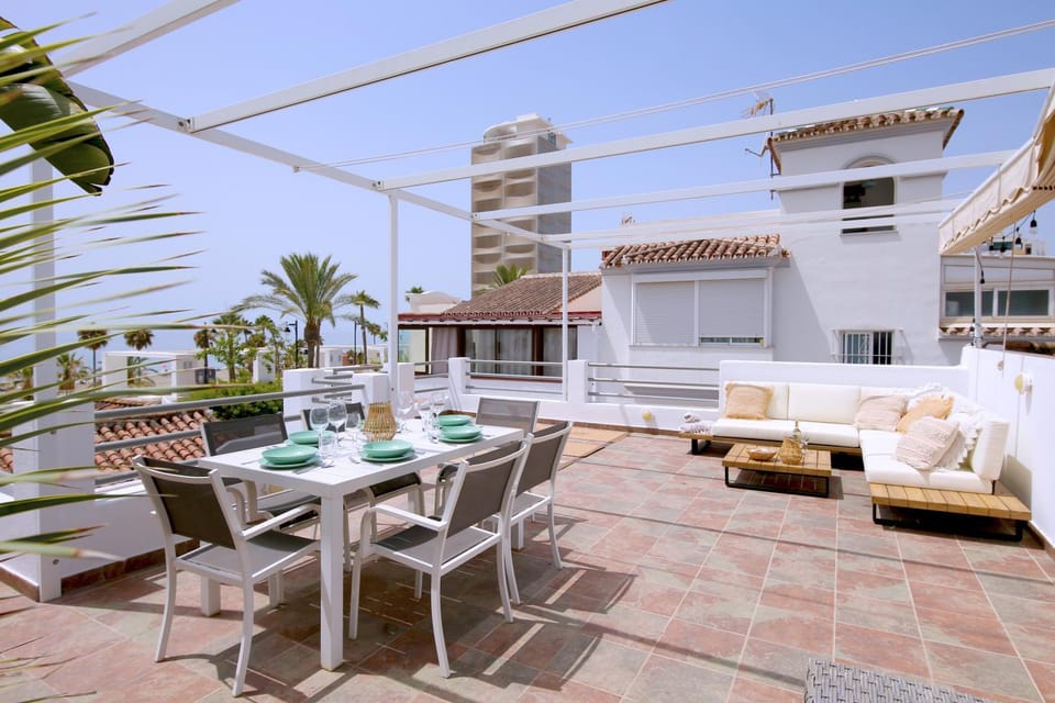 Property building, Balcony/Terrace, Seating area, Dining area