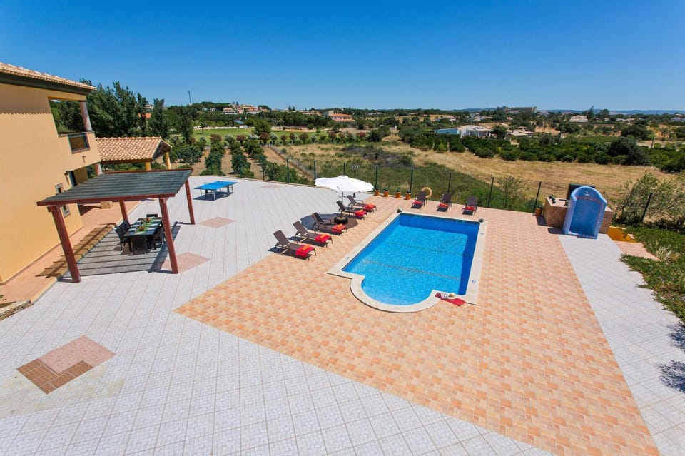 Villa Nincha - Heated Pool - Free wi-fi - Air Con Villa in Olhos de Água