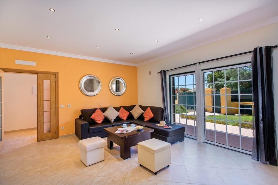 Villa Nincha - Heated Pool - Free wi-fi - Air Con Villa in Olhos de Água
