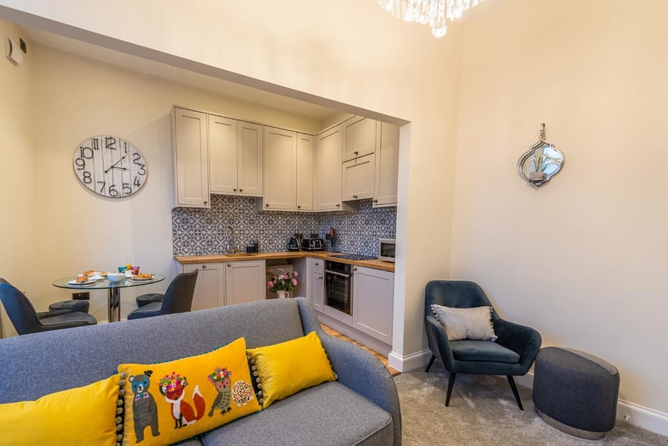 Kitchen or kitchenette, Living room, Seating area, Dining area