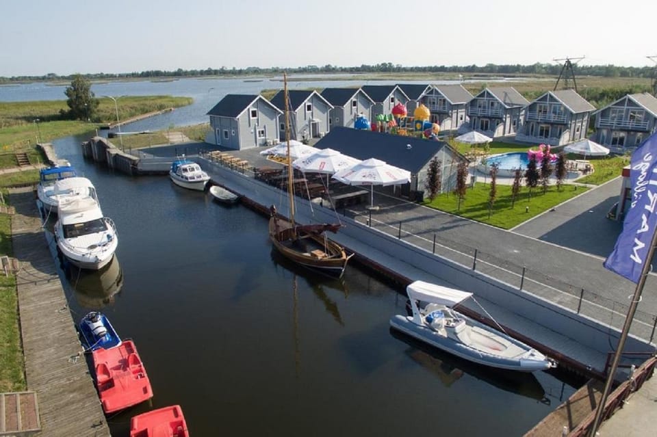 Nearby landmark, Neighbourhood, Natural landscape, Beach, Canoeing, City view, River view, Street view