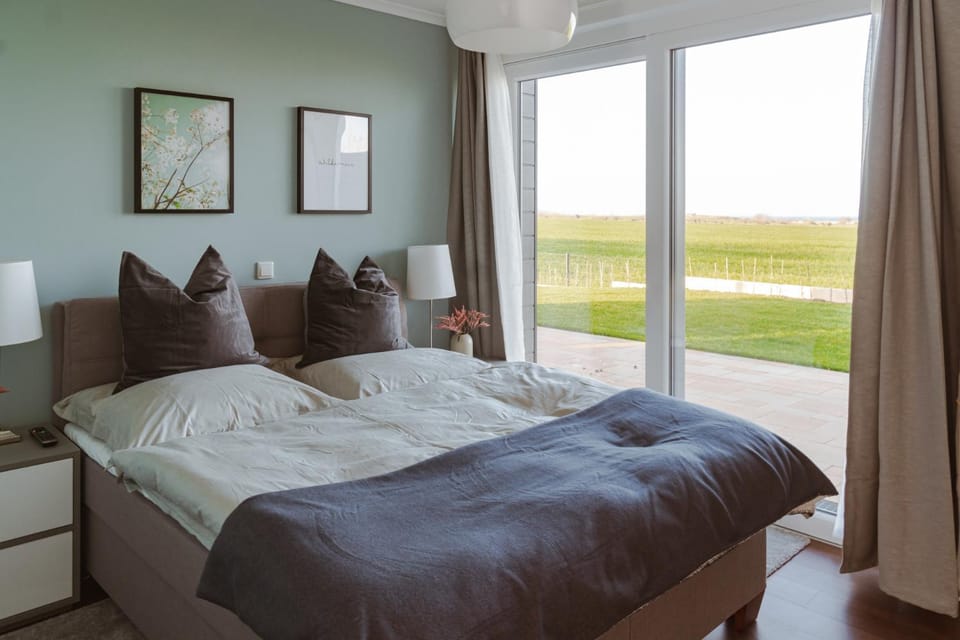 Bed, Photo of the whole room, Bedroom, Garden view, Sea view