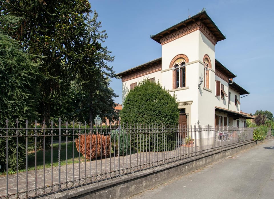 Property building, Facade/entrance, Off site