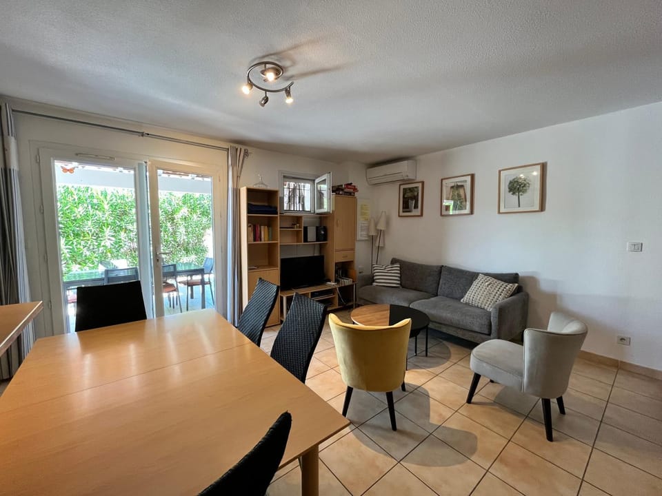 Belle villa climatisée, wifi, 3 chambres grande terrasse vue réserve naturelle dans résidence sécurisée avec piscine commune 800m de la mer Un vrai Havre de Paix LRCS107 Villa in Portiragnes