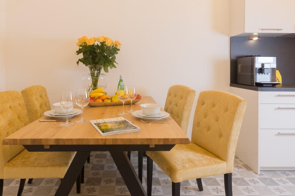 Kitchen or kitchenette, Seating area, Dining area