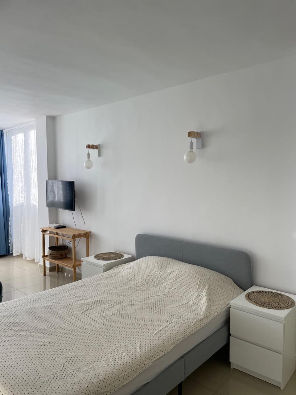 Bed, TV and multimedia, Bedroom