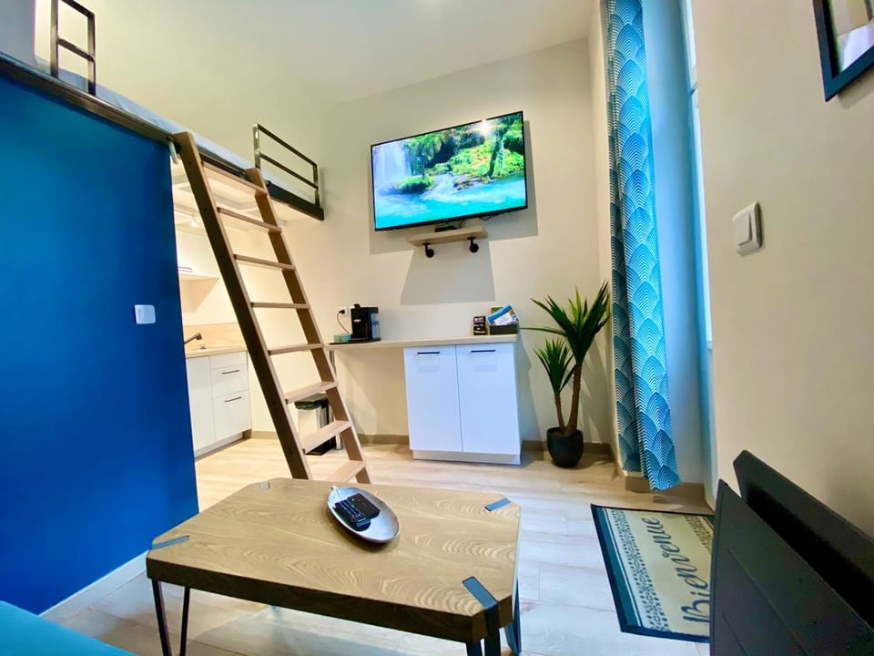 TV and multimedia, Seating area, bunk bed