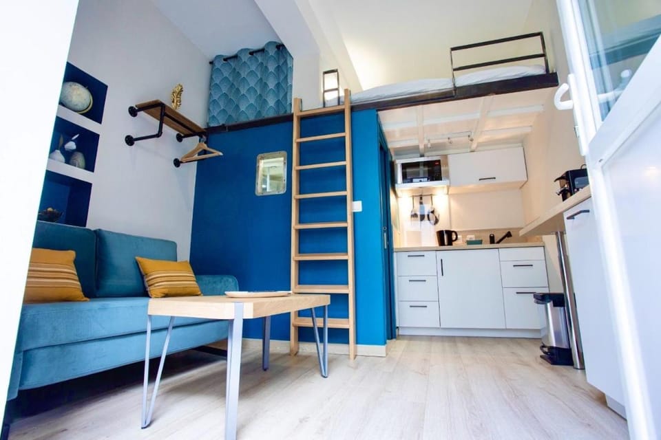 Bed, Kitchen or kitchenette, Living room, Seating area, Dining area, Bedroom